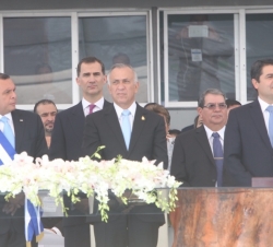 Tribuna presidencial del Estadio Nacional de Honduras, Don Felipe y el presidente saliente, Porfirio Lobo, el presidente del Congreso Nacional, Mauric